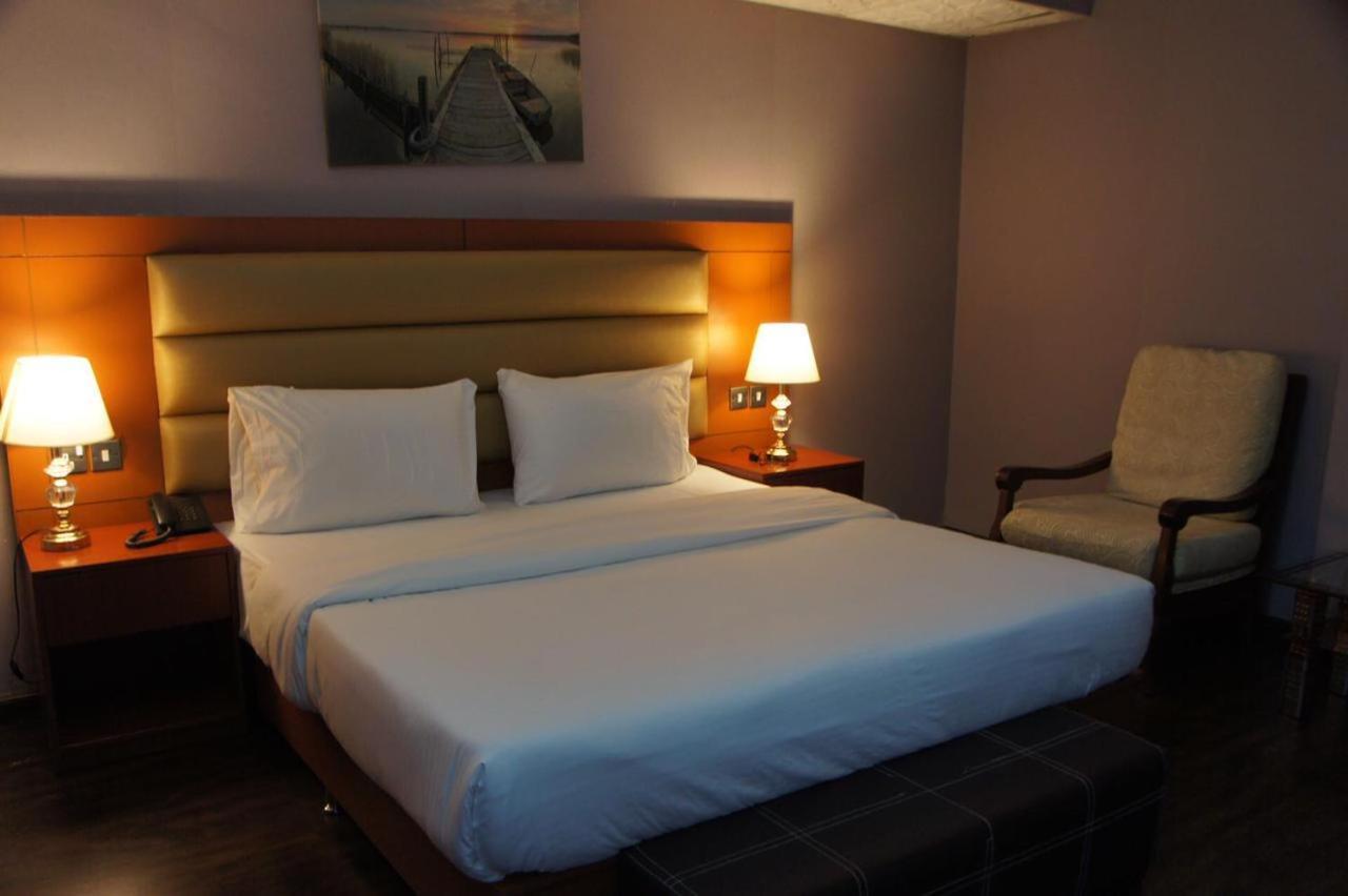 Three 888 Hotel Dubaï Extérieur photo