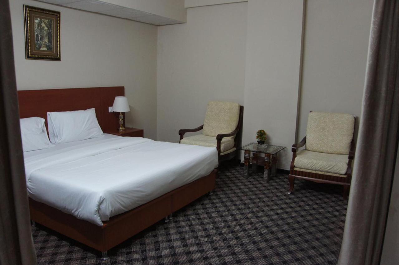 Three 888 Hotel Dubaï Extérieur photo