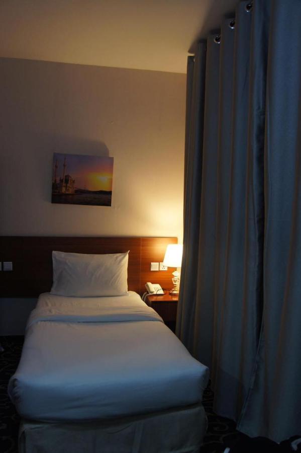 Three 888 Hotel Dubaï Extérieur photo