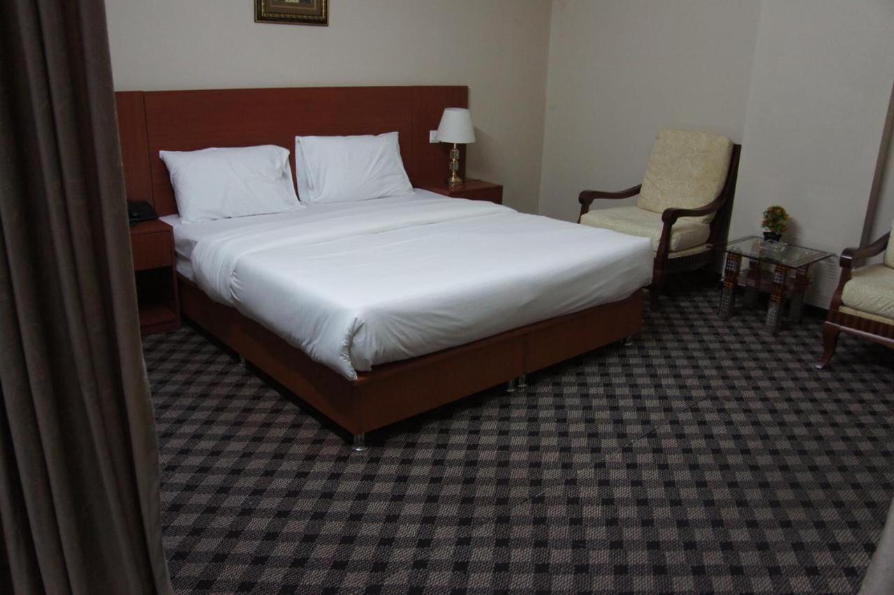 Three 888 Hotel Dubaï Extérieur photo